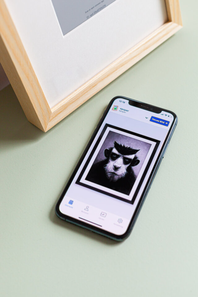 E-Paper Bilderrahmen mit App Anbindung - Paperlesspaper epaper (Rahmen: Esche - Echtholz) – Bild 3